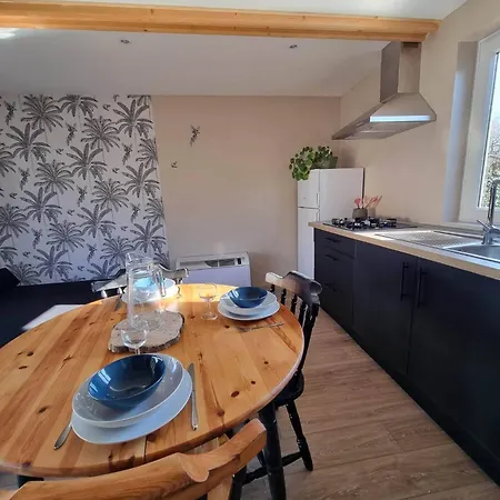 Colonids 1 Apartment Grues